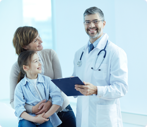 médico com uma prancheta na mão atendendo à uma mãe e uma menina