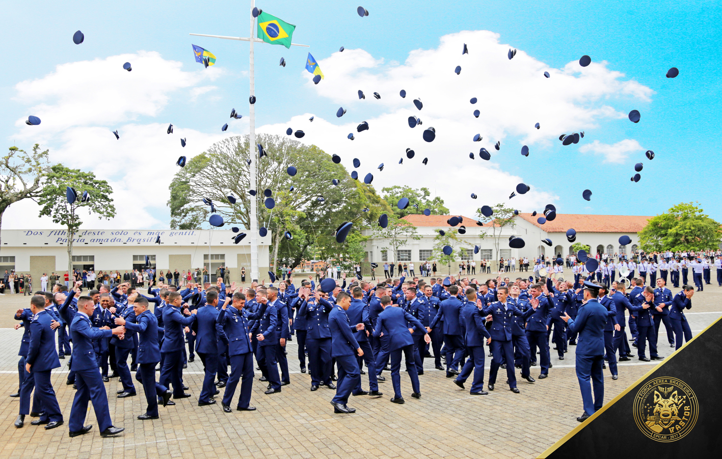 foto em que grupo de militares jogam a cobertura para cima